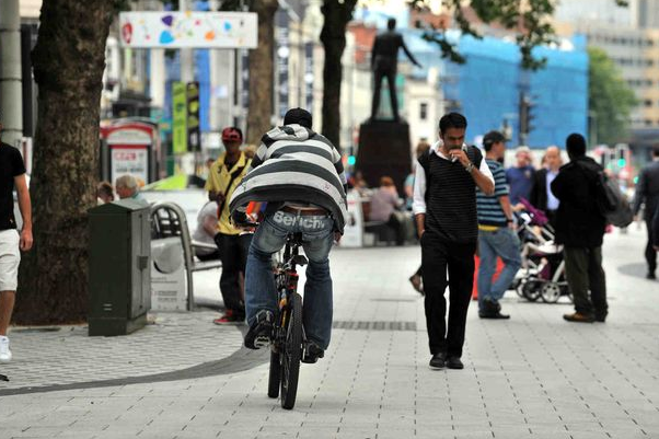 are bicycles allowed on pavements