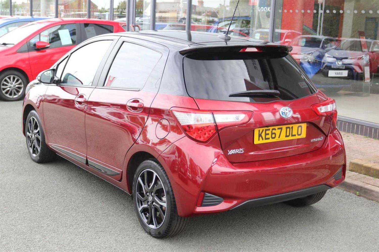 TOYOTA YARIS 1.5 Hybrid Red Bi-tone 5dr CVT
